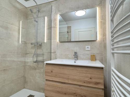 une salle de bain avec un lavabo, une douche et un miroir dans l'établissement T3 avec Piscine, Clim et Terrasse - 6 pers. - FR-1-768-39, aux Issambres