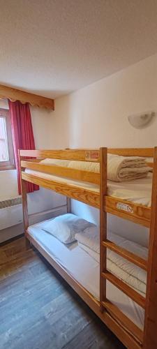 une chambre avec deux lits superposés dans une pièce dans l'établissement Appartement 42M² pour 4/6 personnes à VALMEINIER 1800, à Valmeinier