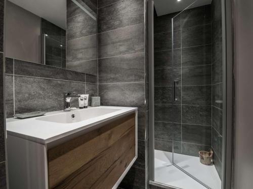 un bagno con lavandino e doccia di Location 5 pers. à Courchevel - 2 pas des pistes, centre station, spa, parking inclus, WiFi, parking - FR-1-631-199 a Courchevel