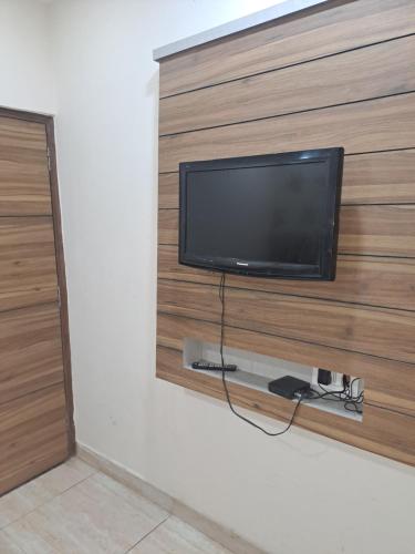 TV a/nebo společenská místnost v ubytování Capital Of Delhi Darshan Hotel
