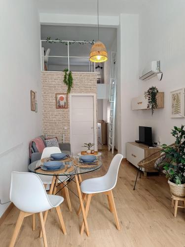 Tourist loft, 6 metro stops to center, AC & 2BR & WiFi