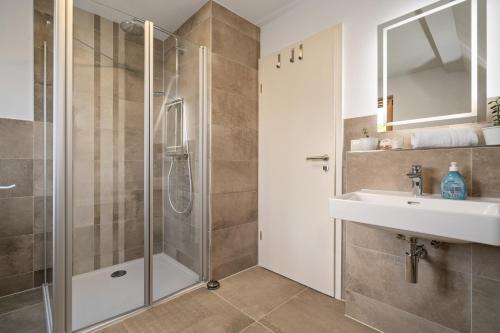 a bathroom with a shower and a sink at Ferienwohnung Am Höpen in Rechlin
