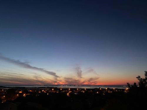 - une vue sur une ville la nuit avec le ciel dans l'établissement Charmant appartement vue mer, à Frontignan
