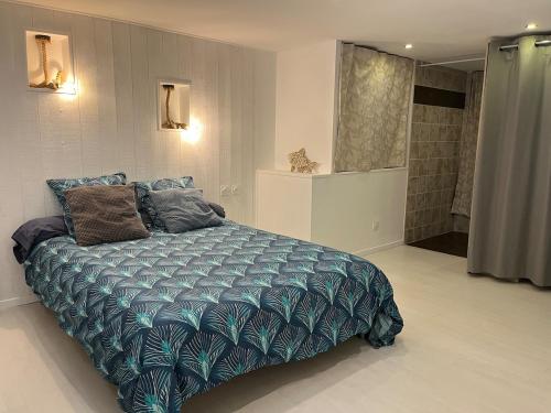 une chambre avec un grand lit et une douche dans l'établissement Charmant appartement vue mer, à Frontignan