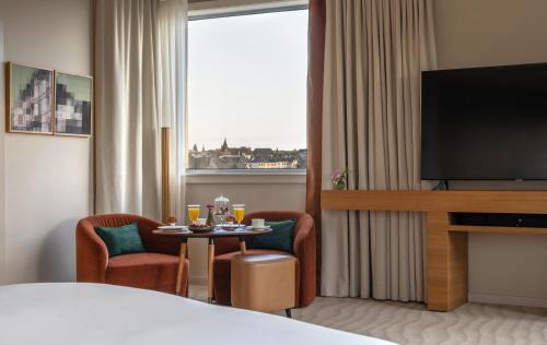 Télévision ou salle de divertissement dans l'établissement Sofitel Luxembourg Le Grand Ducal