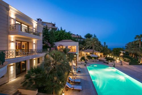 Bazén v ubytování Pantanassa Palm Tree Mansion nebo v jeho okolí