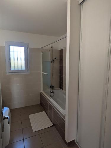 une salle de bain avec douche et baignoire dans l'établissement Mont Ventoux 5-person villa with spa, jacuzzi in Provence, à Mazan