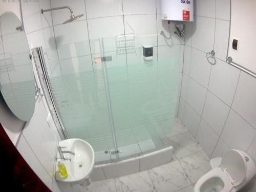 ein Badezimmer mit Glasdusche und Waschbecken in der Unterkunft Host Apart Casa Bella in Cajamarca