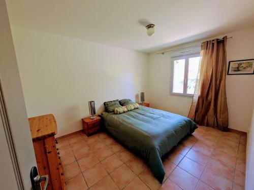 une chambre avec un lit et une fenêtre dans l'établissement Mont Ventoux 5-person villa with spa, jacuzzi in Provence, à Mazan