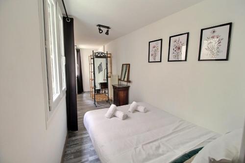 ブールジュにあるLe Logis d'Henri by PRIMO C0NCIERGERIEのベッドルーム1室(白いベッド1台、枕2つ付)