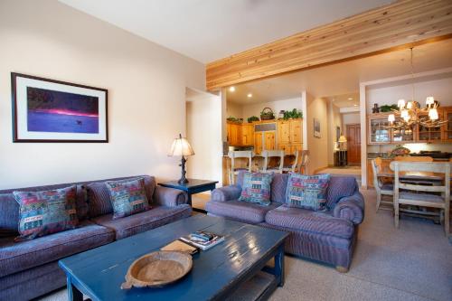 Posezení v ubytování Trail's End Lodge At Deer Valley Resort - Two Bedroom Residence With Spa #401