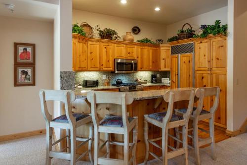 Kuchyň nebo kuchyňský kout v ubytování Trail's End Lodge At Deer Valley Resort - Two Bedroom Residence With Spa #401