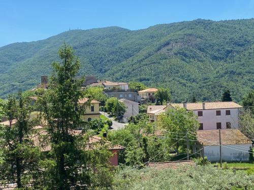 a small town with mountains in the background at B&B Rox e Claudia in Lugnola