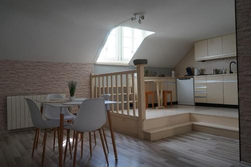 une cuisine et un salon avec une table et des chaises dans l'établissement Loft Duplex 33 Career, à Nancy