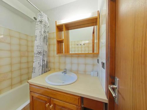 une salle de bain avec un lavabo et un miroir dans l'établissement Appt 2 pièces, 6 couchages, 900m télécabine, parking - FR-1-241-52, au Grand-Bornand