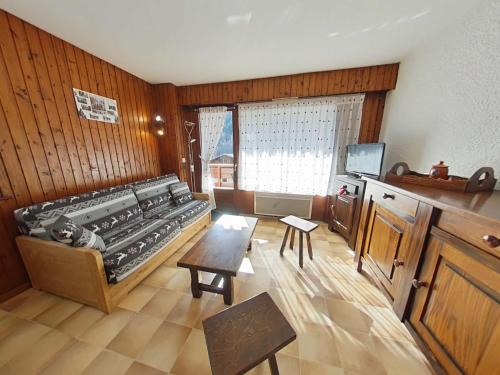 un salon avec une machine à coudre à l'ancienne dans l'établissement Appt cosy 3 pièces, 6 pers, parking, près centre, Le Grand-Bornand - FR-1-241-55, au Grand-Bornand