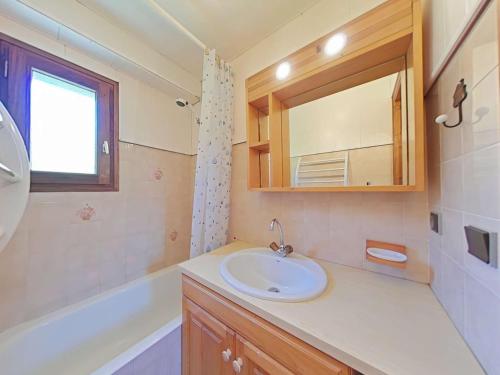 une salle de bain avec un lavabo, un miroir et une baignoire dans l'établissement Grand-Bornand : Appt 2 pièces, 4 pers, jardin, garage, à 900m des pistes - FR-1-241-91, au Grand-Bornand