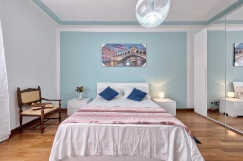 Postel nebo postele na pokoji v ubytování Venice Mahdi Apartment