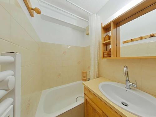 une salle de bain avec un lavabo et une baignoire dans l'établissement Studio cosy avec terrasse sud, proche navettes, Le Grand-Bornand - FR-1-241-51, au Grand-Bornand