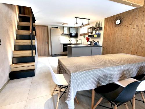 une cuisine et une salle à manger avec une table et des chaises dans l'établissement Appartement rénové 8 personnes avec balcon et parking - FR-1-458-138, au Grand-Bornand