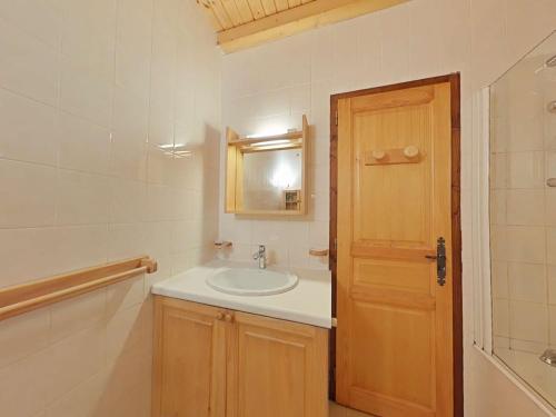 une salle de bain avec un lavabo et un miroir dans l'établissement Appt 3 pièces, 7 pers, cheminée, garage, proche pistes - FR-1-241-50, au Grand-Bornand