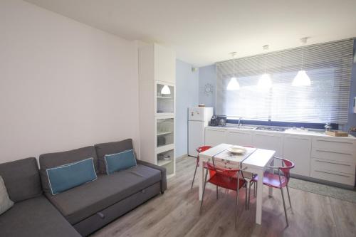 een woonkamer met een bank en een tafel bij La Dimora di Lella in Aci Castello