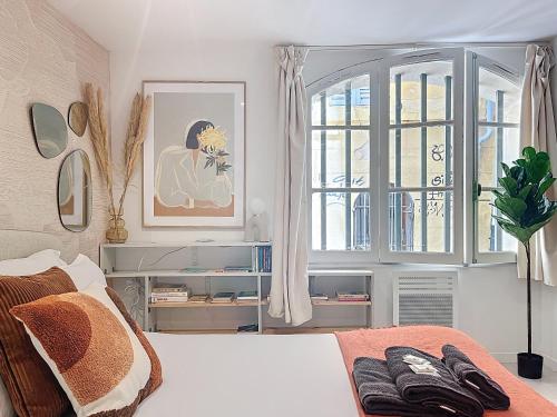 une chambre avec un lit et une grande fenêtre dans l'établissement Magnifique appartement - Quartier typique Panier - Les Frères de la Loc', à Marseille