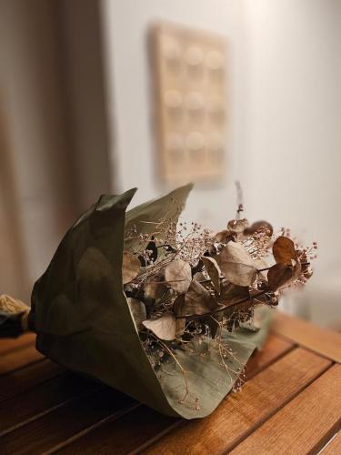 a green leaf sitting on top of a wooden table at Le Loft de Genas - la Bastide, le Chalet, le Loft, le Mas, la Paillote in Genas
