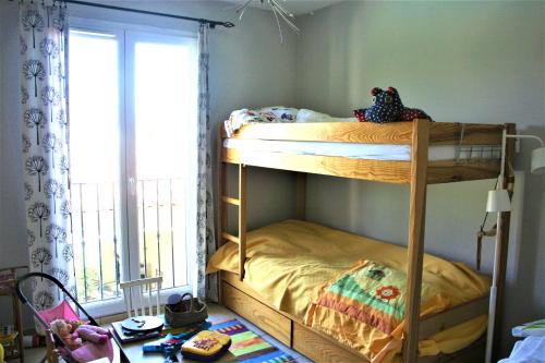 Etagenbett in einem Zimmer mit Fenster in der Unterkunft Villa avec piscine in La Ciotat