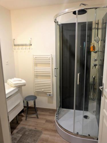 La salle de bains est pourvue d'une douche avec un tabouret. dans l'établissement Le Quarante, à Périgueux