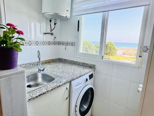 A kitchen or kitchenette at .Apartamento 1a linea de playa + piscina + parking DAIMUS
