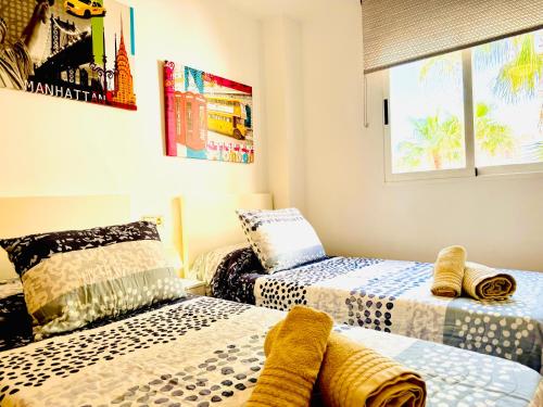 A bed or beds in a room at .Apartamento 1a linea de playa + piscina + parking DAIMUS