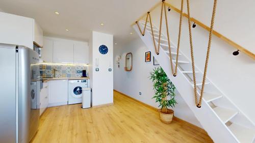 une buanderie avec un escalier et un lave-linge. dans l'établissement Magnifique appartement avec vue exceptionnelle sur le Port , dernier étage terrasse parking, au Cap d'Agde