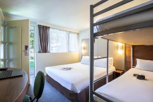 Postel nebo postele na pokoji v ubytování Hôtel Campanile Strasbourg Aéroport Lingolsheim