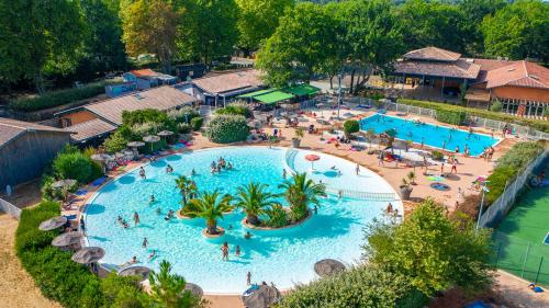 una vista aérea de una gran piscina en un complejo en Chalet du Bassin Arcachon - Camping Parc aquatique, en Gujan-Mestras