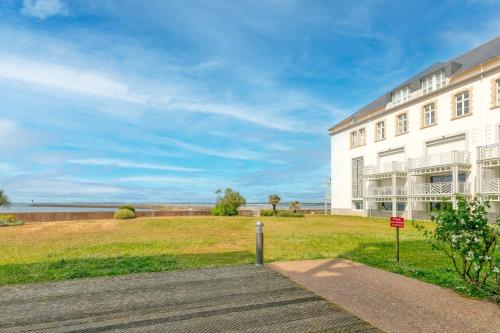 Appartement face piscine et mer 4p