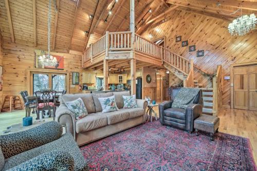 Gallery image of Walk to Golfing. Creekside Cabin and Hot Tub in Maggie Valley