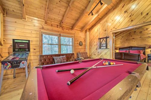 Gallery image of Walk to Golfing. Creekside Cabin and Hot Tub in Maggie Valley