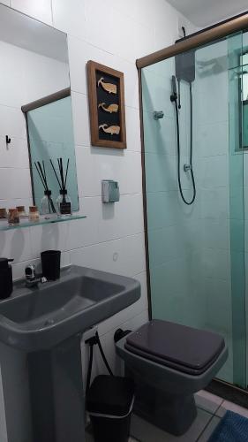 Ένα μπάνιο στο Apartamento de frente para a praia de Itaúna Saquarema