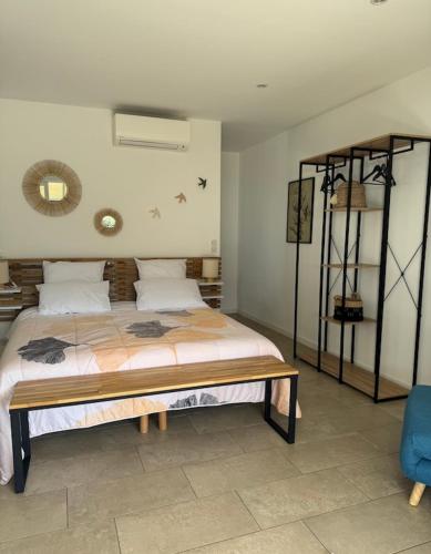 une chambre avec un lit et une chaise bleue dans l'établissement Patios di pruno Suite MELO, à Figari