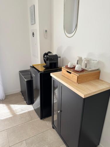 une cuisine avec deux comptoirs noirs et un évier dans l'établissement Patios di pruno Suite MELO, à Figari