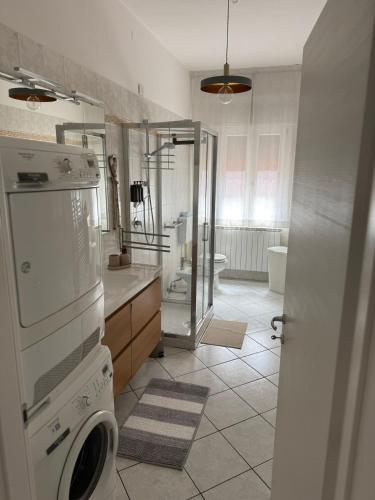a bathroom with a washing machine and a washer at Casa Porta Mare in Rosolina