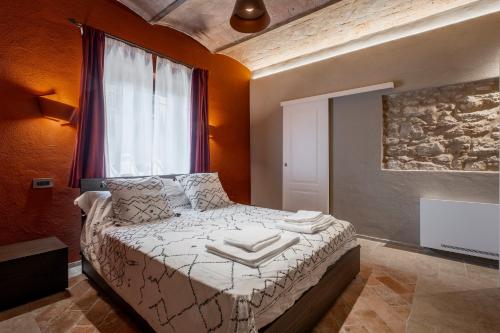 a bedroom with a large bed with a window at Il rifugio illuminato in Semproniano