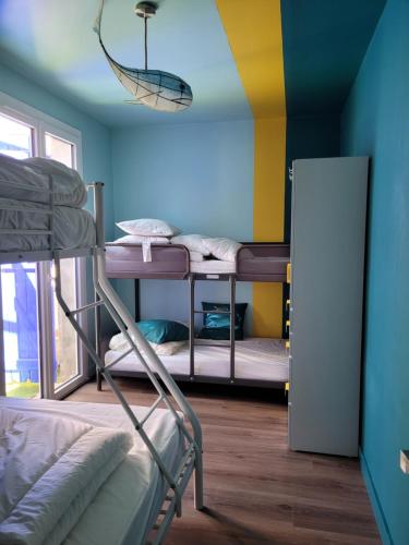 een kamer met twee stapelbedden in een kamer bij Oacys in Le Barcarès