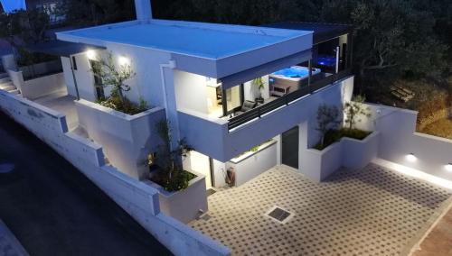 Holiday Home Vučko with Jacuzzi