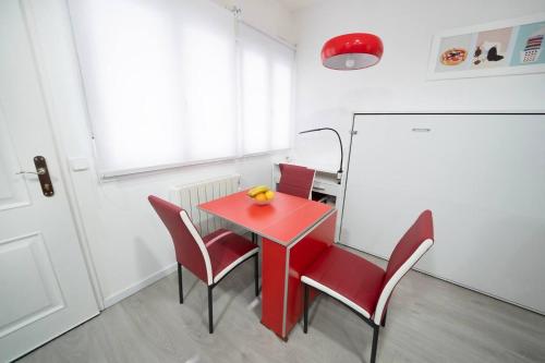 a red table and chairs in a room at En Madrid, amplio, especial grupos o familias in Leganés