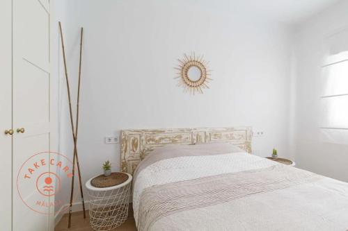 sypialnia z łóżkiem i lustrem na ścianie w obiekcie Cosy apartment in Malaga Centro - TCM w Maladze