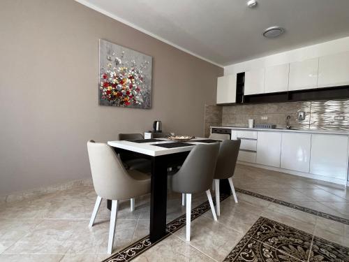Kuchyň nebo kuchyňský kout v ubytování Apartment Zevs Bečići