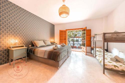 En eller flere senge i et værelse på Spacious home with lovely garden - TCM