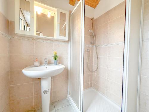 ein Badezimmer mit Waschbecken und Dusche in der Unterkunft Casa di montagna - Parcheggio gratuito - WiFi in Segno
